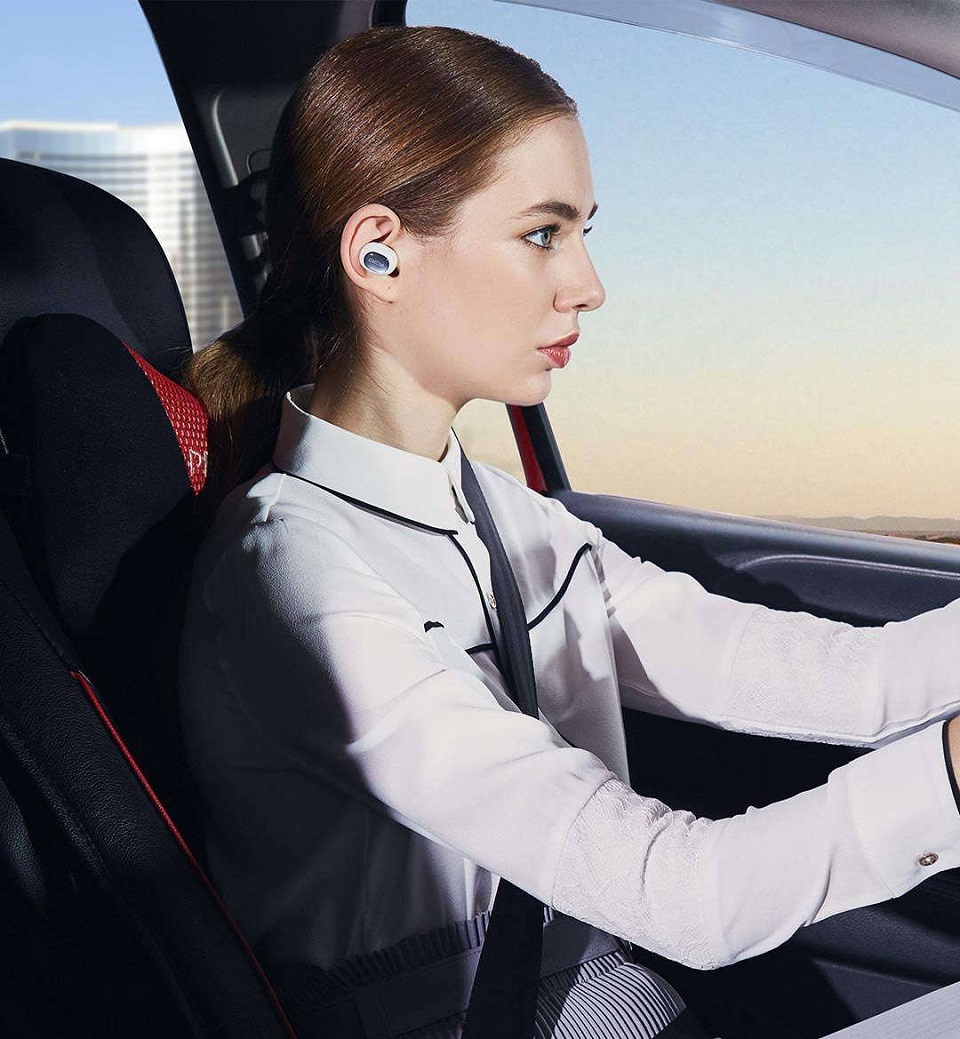 Bluetooth headset QCY Q26 дівчина за кермом автомобіля