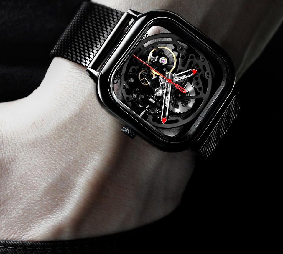 Годинники GIGA Design full hollow mechanical watches на руці користувача