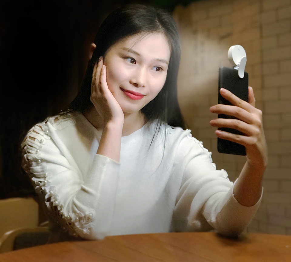 Спалах для смартфонів Mi Selfie Light Clip White YMBGD001 дівчина фото