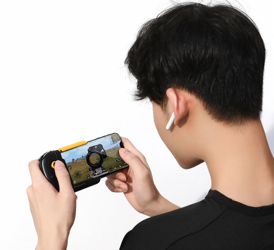 Ігровий джойстик для смартфонів Xiaomi FDG WASP Black/Yellow в руках користувача