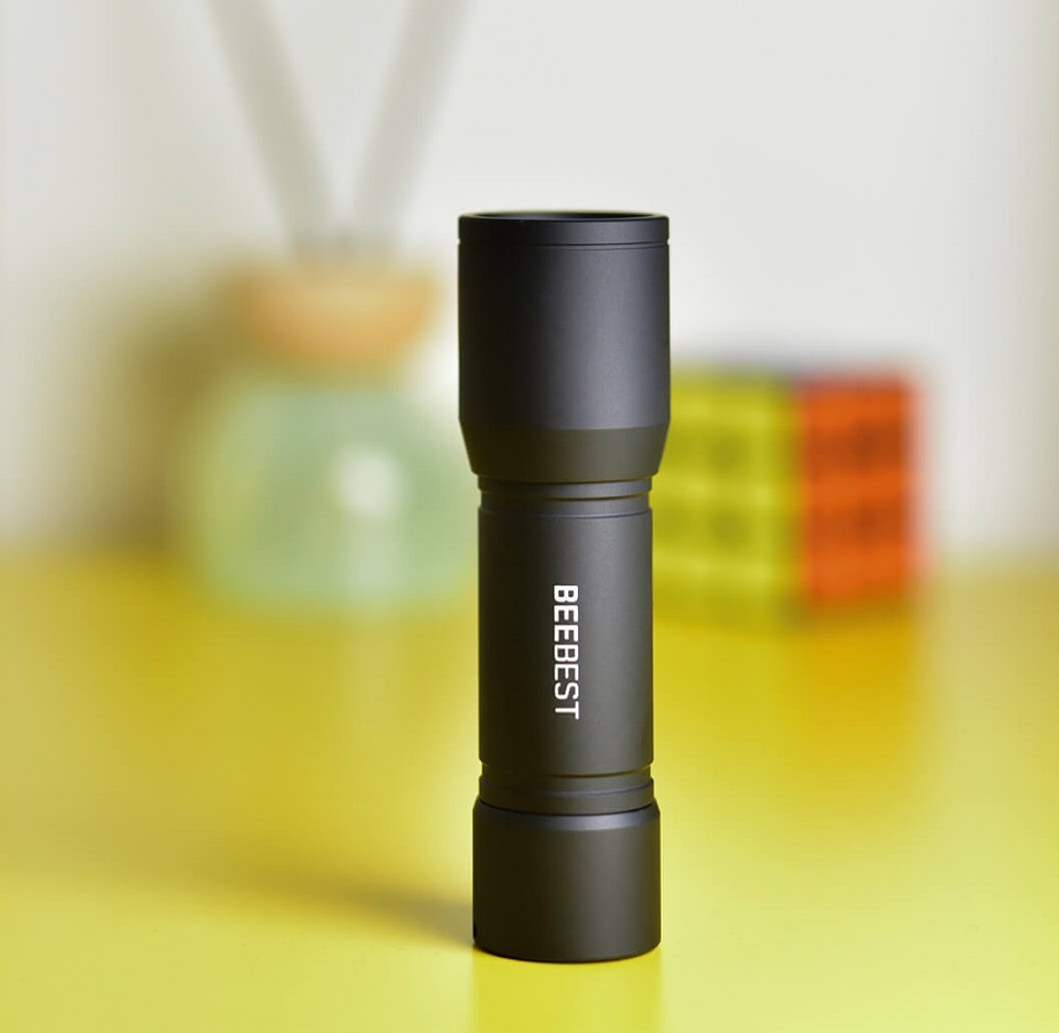 Ліхтарик Xiaomi BEEBEST Extreme bee portable flashlight F1 Black на столі