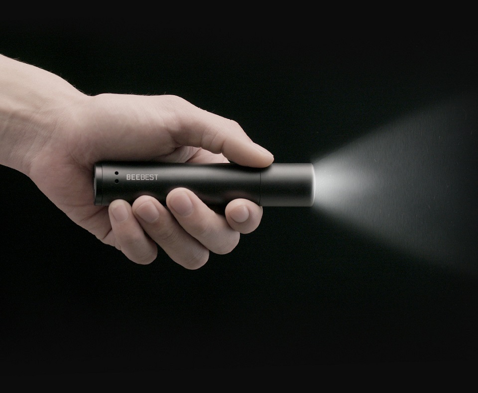 Ліхтарик Xiaomi BEEBEST Zoom Flashlight Black 1000 Lumens FZ101 в руці користувача