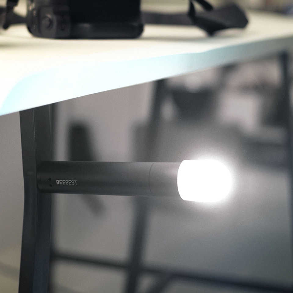 Ліхтарик Xiaomi BEEBEST Zoom Flashlight Black 1000 Lumens FZ101 під столом