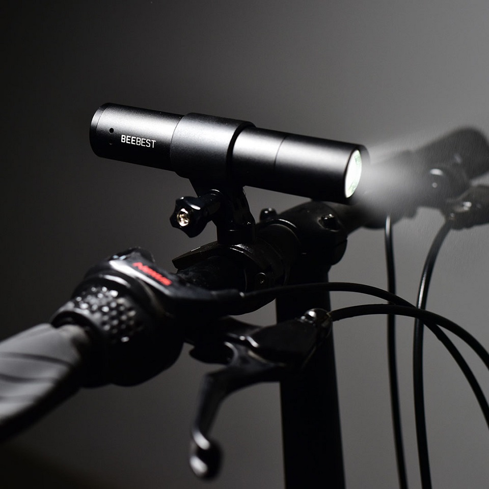 Ліхтарик Xiaomi BEEBEST Zoom Flashlight Black 1000 Lumens FZ101 на велосипеді