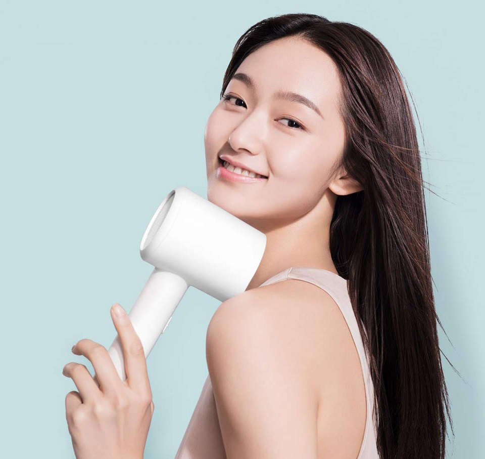 Фен для волосся Xiaomi Mi Ionic Hair Dryer H300 White (BHR5081GL) у дівчини в руці