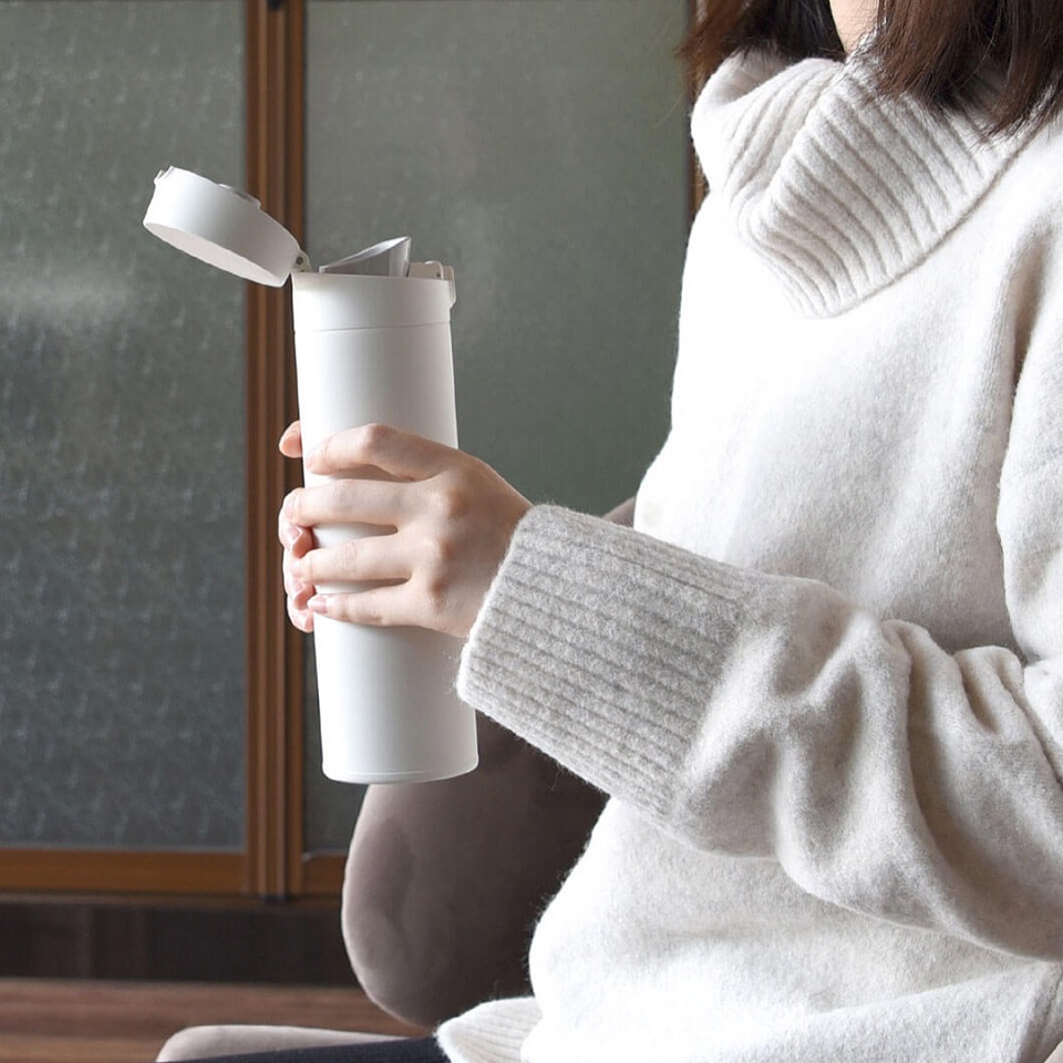 Термос Xiaomi Mi Home (Mijia) Insulated Bottle 480ml в руці у дівчини