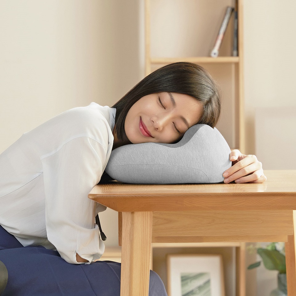Універсальний масажер для шиї Xiaomi MOMODA (SX332) дівчина відпочиває
