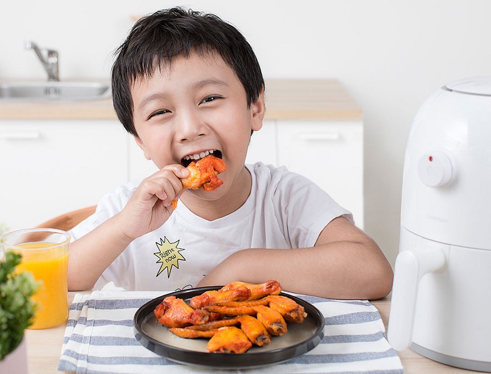 Фритюрниця Xiaomi Onemoon Air Fryer OA1 White дитина їсть